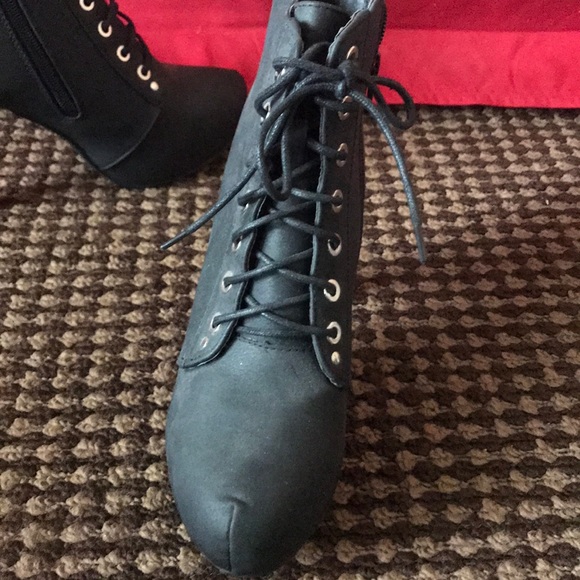 Heels - Picture 3 of 3